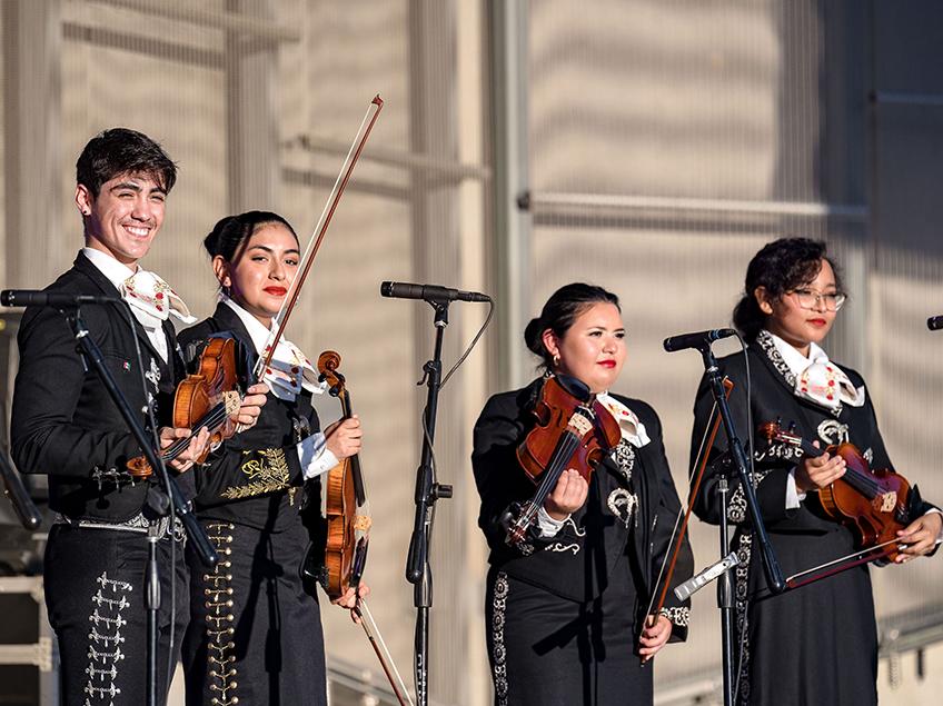 四个墨西哥流浪乐队成员在一个舞台上